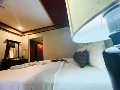 Camera Matrimoniale Deluxe con Balcone — THE TOP PATONG RESORT.